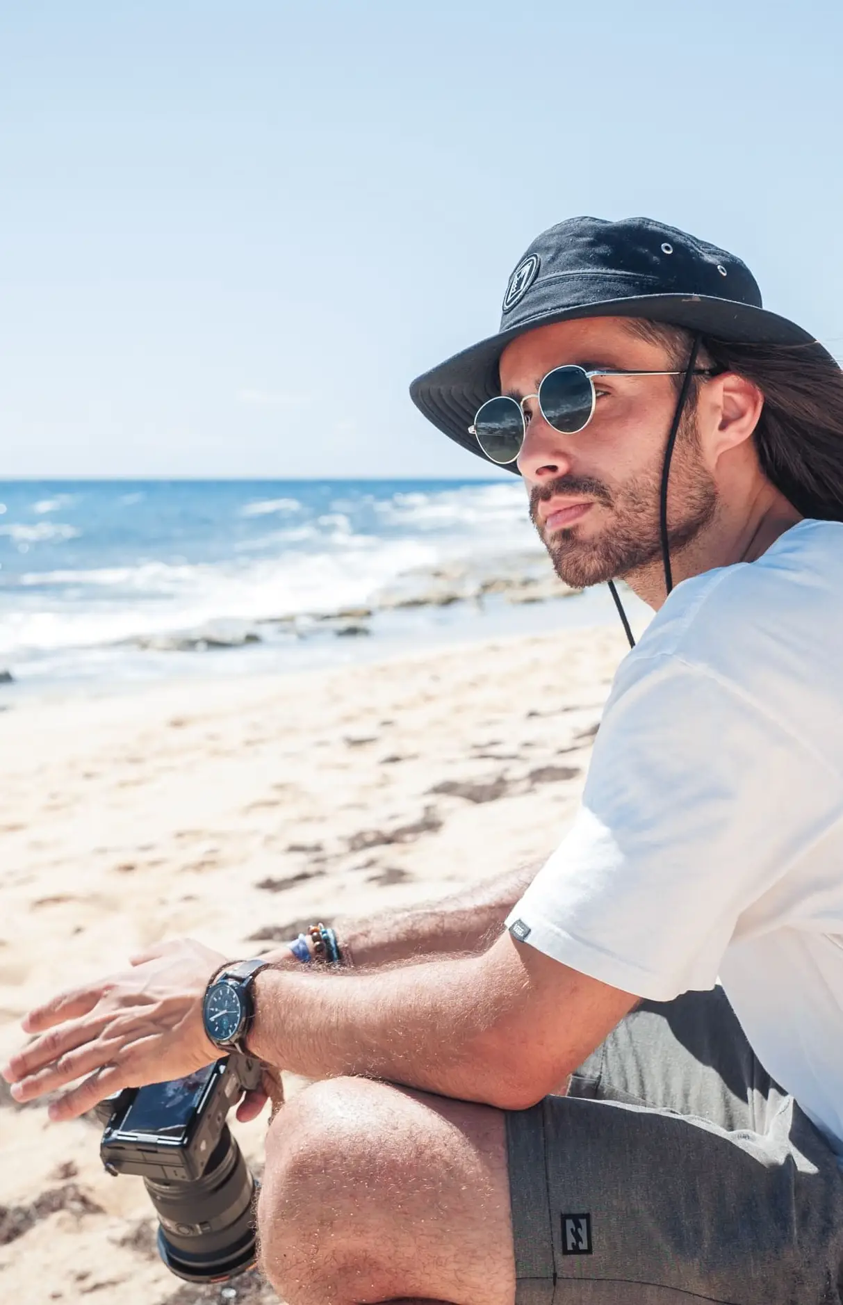 Videaste Maxime Moreau sur une plage avec une caméra
